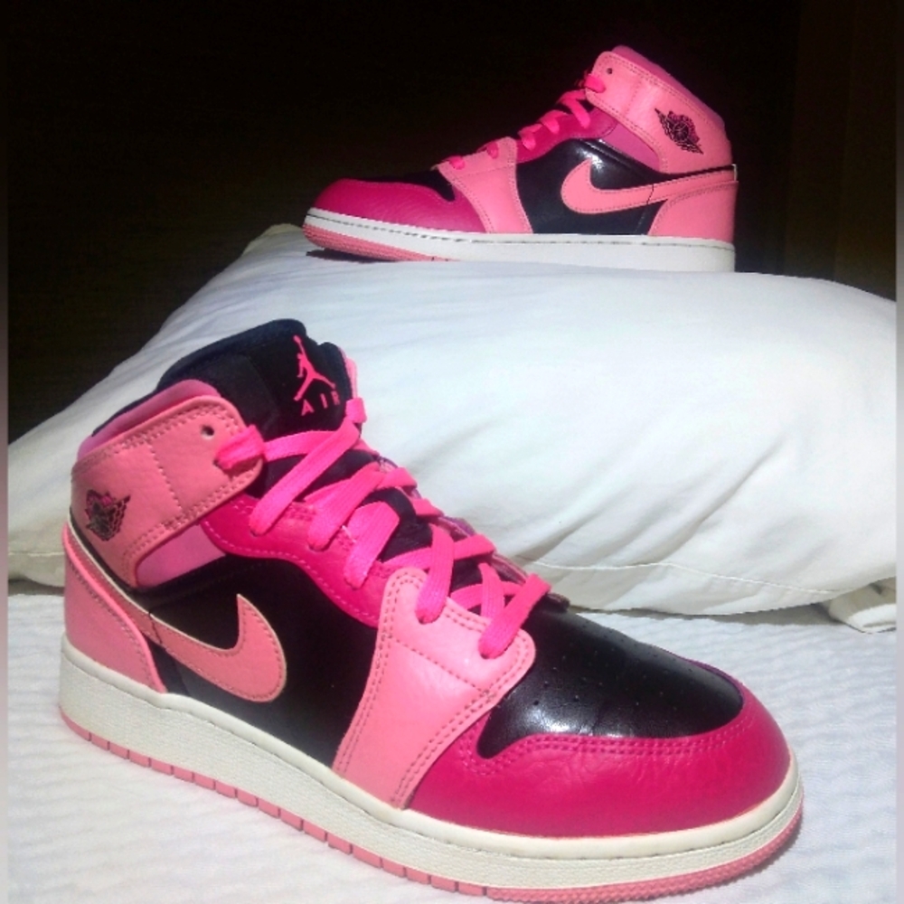 2021**NIKE** (wmns) "Air Jordan Retro 1 Mid's" ...'Coral Chalk